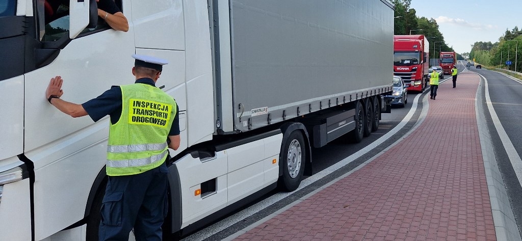 Inspektorzy ITD kontrolują trzeźwość kierowców ciężarówek.